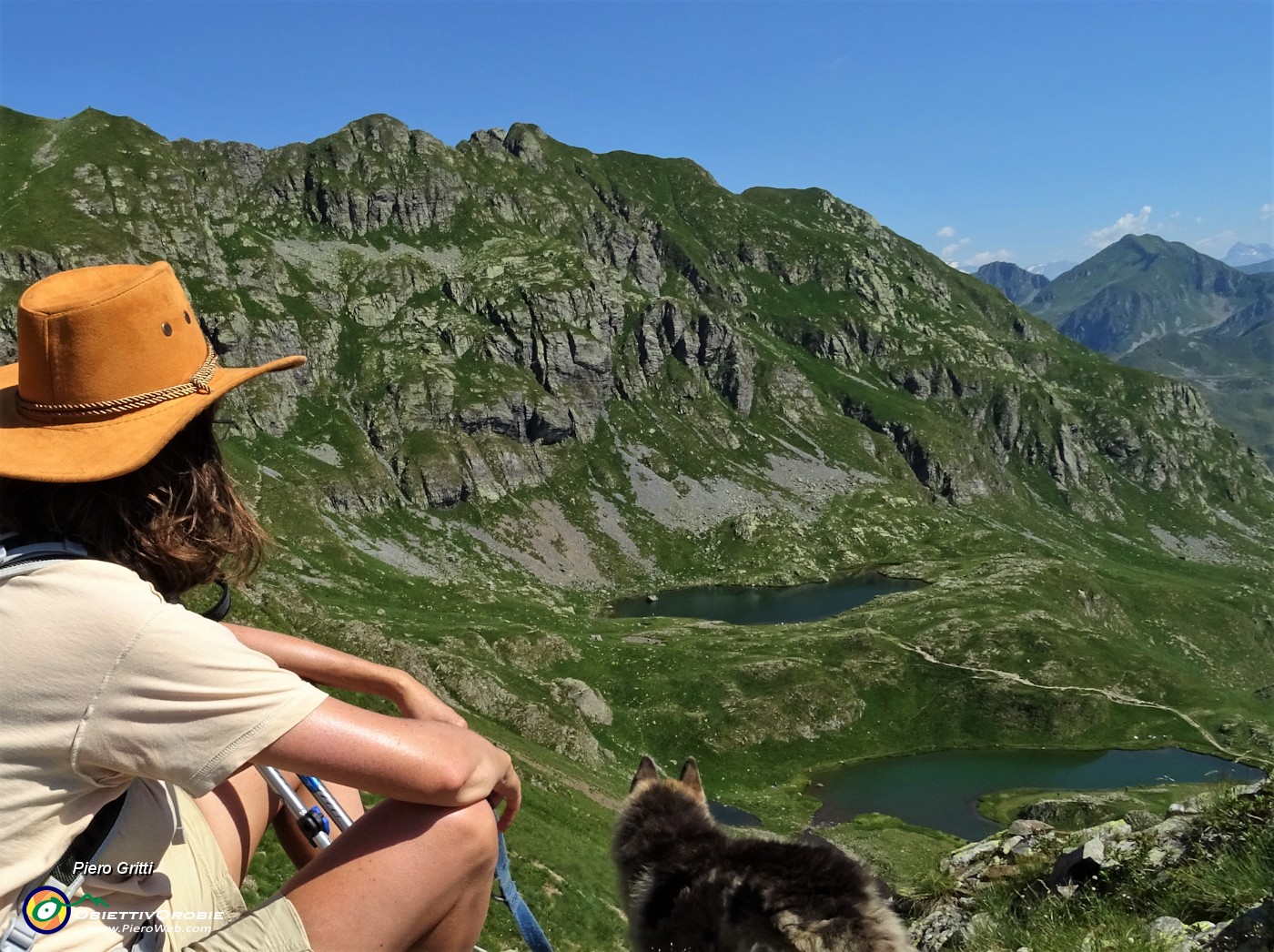 41 Salendo dalla Bocchetta Triomen al Tribortoi vista sui Laghi di Ponteranica.JPG